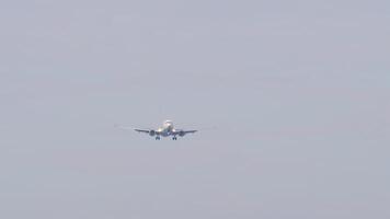 avion dans le nuageux ciel. avion approchant atterrissage, longue tir, de face voir. passager vol en arrivant. Voyage concept video