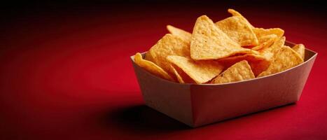 vistoso nachos y salsa en un papel caja vibrante monitor comida fotografía estudio ajuste foto
