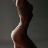 en el luz de sol, oscuridad. ,mujer con Delgado cuerpo forma es posando en contra antecedentes foto