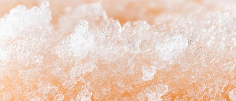 cerca arriba de aplastada hielo textura con ligero naranja brillo. pequeño dentado piezas reflejar ligero. resumen congelado antecedentes con frío cristales y escarcha foto