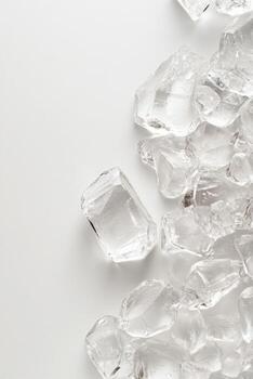 claro hielo fragmentos dispersado en blanco superficie. trozos de frío hielo. refrescante congelado piezas. enfriamiento elemento, sencillo antecedentes. foto