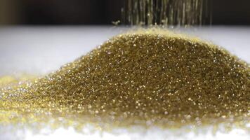 dourado abrasivo partículas queda para dentro pilha, fechar-se Visão do industrial material usava dentro jato de areia ou filtração processos video