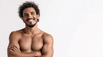 un sin camisa hombre con Rizado pelo sonriente foto