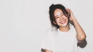 un mujer sonriente mientras vistiendo un blanco t - camisa foto