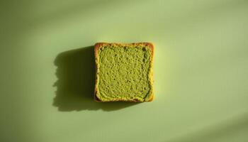 minimalista comida fotografía de un soltero cuadrado de matcha financiero con exacto 90 la licenciatura bordes, suave bambú verde antecedentes foto