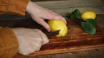Summer food. Lemon slicing. Hands cutting fresh lemon into slices. video