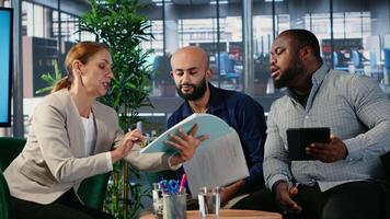 confidente poderoso personas en el financiero distrito que se discute oportunidad de un colaboración y redes, edificio un visión para crecimiento utilizando investigación, previsión y liderazgo habilidades. cámara b. video