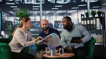 confidente poderoso personas en el financiero distrito que se discute oportunidad de un colaboración y redes, edificio un visión para crecimiento utilizando investigación, previsión y liderazgo habilidades. cámara una. video