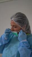 ein erfahren Krankenschwester vorsichtig bereitet vor medizinisch Instrumente und passt sich an das chirurgisch Licht im das Betriebs Zimmer, gewährleisten optimal Bedingungen zum ein erfolgreich Verfahren. video