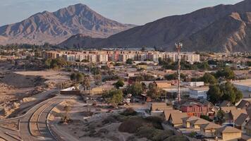 copiapó, Chile - fevereiro 08, 2024. moderno edifícios histórico arquitetura conjunto contra Atacama deserto único urbano panorama. aéreo Visão do revela paisagem urbana caracterizado de Está colorida telhados. video