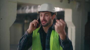 furioso caucasiano cara capataz Falando Móvel telefone dentro construção construtor engenheiro masculino gritando Bravo inspetor homem discutindo celular ligar conversação louco técnico reclamar trabalhando Construir problema video