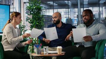 diverso negocio profesionales utilizando análisis herramientas a extraer detalles y perspectivas para carrera crecimiento y un colaboración para largo término éxito historia. fuerte trabajo principio moral en oficina. cámara b. video