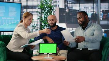 multicultureel professionals netwerken De volgende naar groen scherm in een kantoor, combineren leiderschap, kans en visie naar ontwikkelen carrière succes verhaal en bedrijf groei. camera b. video