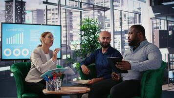 corporativo liderazgo equipo en un negocio reunión utilizar datos impulsado análisis y estratégico pensando a identificar perspectivas y guía ejecutivo decisiones a través de un global compañía. cámara una. video