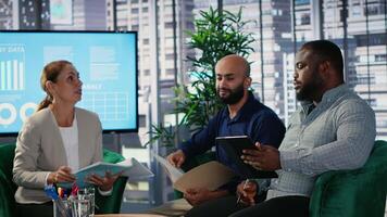 corporativo liderazgo equipo en un negocio reunión utilizar datos impulsado análisis y estratégico pensando a identificar perspectivas y guía ejecutivo decisiones a través de un global compañía. cámara b. video