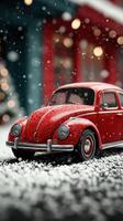 clásico rojo juguete coche en medio de invierno nieve en un festivo ajuste decorado con luces y fiesta espíritu foto