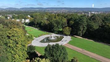 aéreo ver de kurpark malo oeynhausen con central fuente y rodeando verdor, video