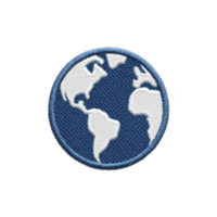 isto mostra volta bordado fragmento apresentando estilizado globo Projeto com azul oceanos e branco continentes, simbolizando terra. fragmento tem texturizado aparência, frequentemente usava para roupas ou acessórios png
