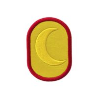 uma isto características amarelo bordado fragmento com crescente lua projeto, delineado vermelho. fragmento tem simples ainda impressionante aparência, adequado para roupas ou acessórios.amarelo crescente lua fragmento com vermelho png