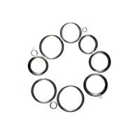 coleção do prata metal argolas arranjado circular padronizar transparência fundo, exibindo vários tamanhos e pequeno rotações para anexo. arranjo cria minimalista e elegante Projeto png