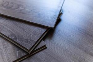 laminate planks can be laid on the floor in the room. photo