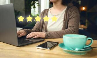 Independent revisor giving five star for satisfaction survey, cafe background, Customer excellent rating concept. photo