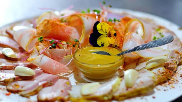 menta platos de blanco y negro color con hervido cerdo, rebanadas de manteca de cerdo, hierbas con un botella de coñac, un bufé, con mostaza y rojo salsa en un mesa con un hermosa Manteles. foto