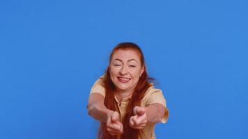 donna mimo traino un immaginario irreale invisibile corda, mette lotto di sforzo in mostrando Come duraturo video