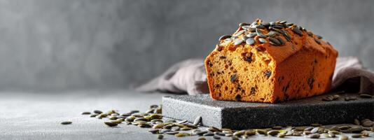 un pan de calabaza un pan con semillas en parte superior foto