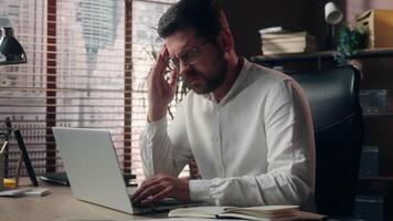 Stressed Caucasian business businessman guy feeling bad headache in office agent leader hurt ill man employee suffering pain developer male overwork migraine worker touch head temples disease distress video