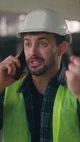 furioso caucasiano cara capataz Falando Móvel telefone dentro construção construtor engenheiro masculino gritando Bravo inspetor homem discutindo celular ligar conversação louco técnico reclamar trabalhando Construir problema video