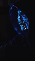 subterrâneo hacker navegando Sombrio rede lojas em computador portátil dentro Sombrio quarto para conceito do ilegal conectados mercados video