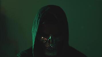 encapuzado hacker cyber atacante dentro mascarar e moletom com capuz assistindo Câmera video