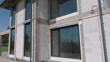 A house with windows and a red line on the side video