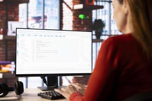 Freelancer uses the pc virtual assistant via artificial intelligence to provide real time solutions, AI software highlights how technology supports efficient data analysis and problem solving. photo