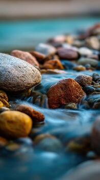 un corriente de agua fluye terminado rocas en un río foto