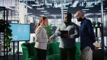 diverso gruppo di CEO l'applicazione dati analisi e strategico pensiero per guida associazione decisioni, utilizzando ricerca e prestazione metrica. multiculturale prospettive nel ufficio atrio. telecamera un. video