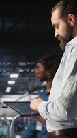 vertical programadores em dados Centro industrial plataforma verificação código em tábua, fazendo Programas atualizações. servidor Fazenda isto profissionais cooperando, afinação montagens em rack configurações, Câmera uma video