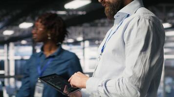 programadores em dados Centro industrial plataforma verificação código em tábua, fazendo Programas atualizações. servidor Fazenda isto profissionais cooperando, afinação montagens em rack configurações, Câmera b video