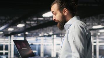 estressado técnicos dentro servidor quarto brigando cada de outros depois de detecção hacking tentativa alvejando crítico sistemas. Engenharia equipe membros debaixo pressão de vírus atividade discutindo, Câmera b video