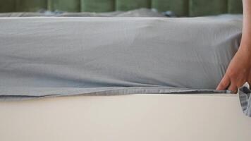 How to properly fit a fitted sheet on a mattress video