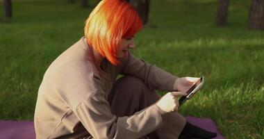 the woman is waiting for the meeting and sends a message with questions video