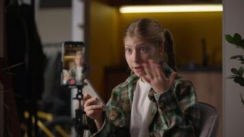 caucásico pequeño niña blogger hombre de influencia revisando nuevo teléfono inteligente grabar en móvil teléfono cámara trípode adolescente niño vlogger niño reacción dispositivo pruebas solicitud en línea transmisión hablando a hogar video