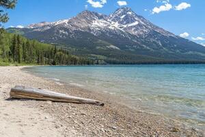 Lakeside serenity with mountain backdrop photo