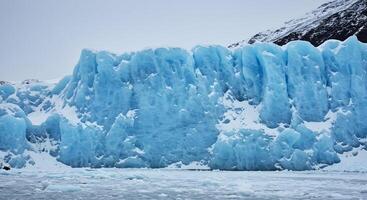 hielo pared. monolítico hielo formación con vertical crestas y profundo grietas, ideal para polar expediciones, aventuras temática ilustraciones, o 3d rinde. foto