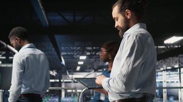programadores em dados Centro industrial plataforma verificação código em tábua, fazendo Programas atualizações. servidor Fazenda isto profissionais cooperando, afinação montagens em rack configurações, Câmera uma video