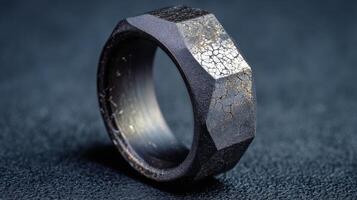 titanio anillo exhibiendo incrustado micro grietas y único texturas en oscuro antecedentes foto