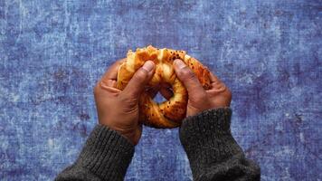 Enjoying a fresh bagel with flavorful toppings in cozy space video