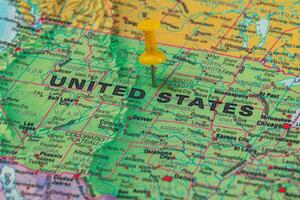 Map of the United States with a yellow pushpin location photo