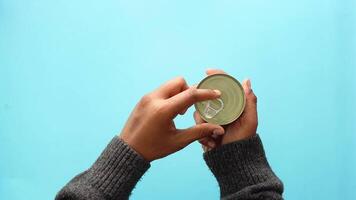 Opening a can with smooth technique at home video